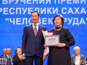 Айсен Николаев наградил 50 якутян премией «Человек труда»