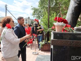 В Якутске в День национальной печати возложили цветы к памятнику Василию Никифорову-Кюлюмнюру
