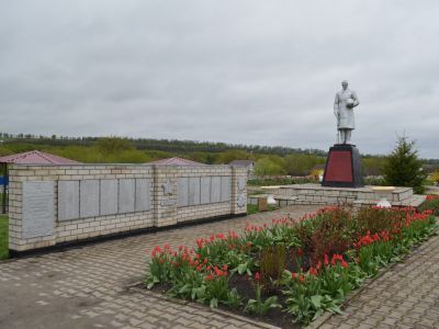 Братская могила  советских воинов, погибших в боях с фашистскими захватчиками в 1943 году. Захоронено 25 человек, установлено имя одного человека. Скульптура советского воина. Рядом могила 22-х красноармейцев, погибших в гражданскую войну