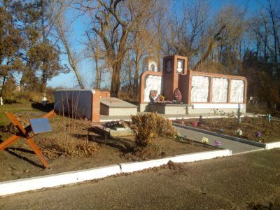 Братская могила 2 комсомольцев, расстрелянных фашистскими оккупантами