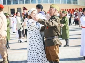 5,5 тысяч пар станцевали вальс Победы в Якутске