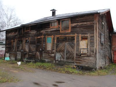 Сарай-каретник с конюшней