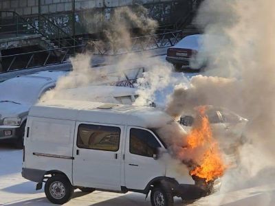 В центре Якутска загорелся микроавтобус