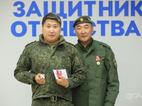 Якутянам вручили нагрудные знаки союза добровольцев Донбасса