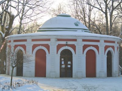 Охотничий домик у оврага