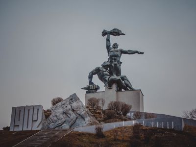 Мемориальный комплекс на месте многолюдных митингов во время ноябрьской стачки 1902 года