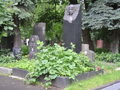 Надгробие Ю.Н.Зыкова