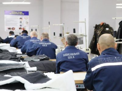 Спецодежда, бани и скамейки: как устроено производство в колонии Якутии