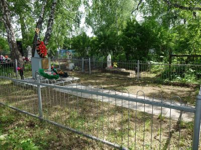 Братская могила семнадцати партизан, погибших в бою с колчаковской дружиной при освобождении села Момотово летом 1919 года