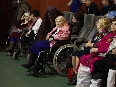 Ветеранам тыла и труда показали «Надо мною солнце не садится» и вручили подарки