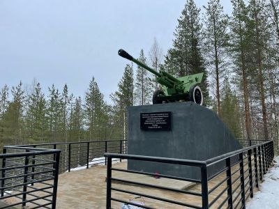 Памятное место (пушка на монументе и скульптура воина), где во время Великой Отечественной войны были остановлены немецко-фашистские войска