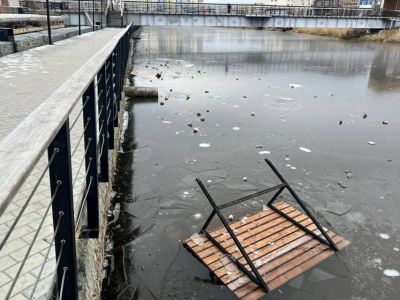 В Якутске вандалы вырвали скамейку и бросили ее в озеро
