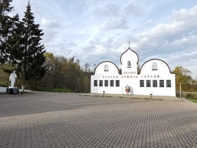 Братская могила советских воинов