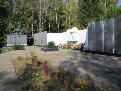 Братская могила 5290 воинов Советской Армии, погибших в 1941-1943 гг. в боях с немецко-фашистскими захватчиками. Установлена скульптура