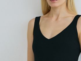 Топ на бретелях с баской, Черный