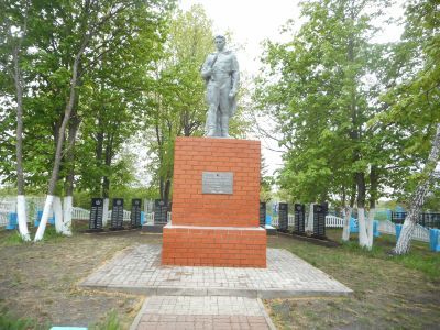 Братская могила советских воинов. Похоронено 64 человека. Скульптура воина