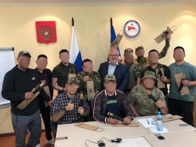 Якутские ножи вручили участникам СВО по поручению Ил Дархана