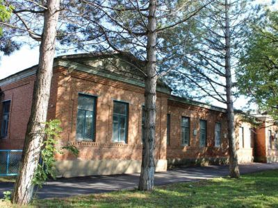 Здание, где проходил I-й съезд Советов Баталпашинского отдела Кубанской области. Здесь в школе учился Герой Советского Союза С.И. Сулин