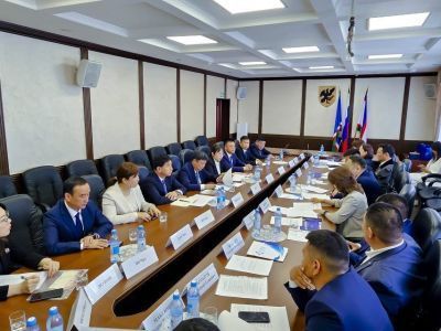 Председатель Якутской городской Думы Альберт Семенов встретился с делегацией из Китая