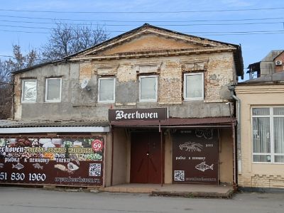 Здание б. почтово-телеграфной конторы, под зд. вин. подвалы ат-ов Ефремовых XVIII в. (110 кв.м)