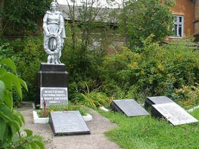 Братская могила советских воинов, погибших в борьбе с фашистами