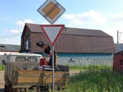 В Алдане установили дорожные знаки после жалобы жителя