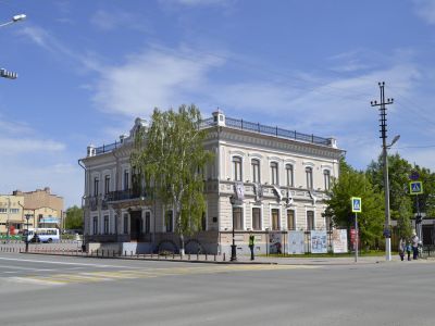 Дом, в котором помещался в 1917 г. городской Совет рабочих и солдатских депутатов, где 28.02.1918 г. проходил съезд рабочих и крестьянских депутатов, на котором провозглашена Советская власть в Ишимском уезде Пономаревым Алексеем Николаевичем - первым пре