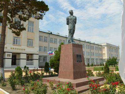 Памятник М-З. Абдулманапову