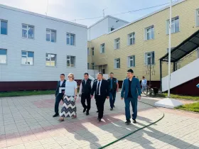 Дмитрий Садовников проверил строительство и ремонт школ в Якутске