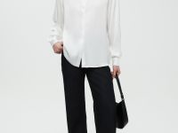 Блузка свободного силуэта с отложным воротником