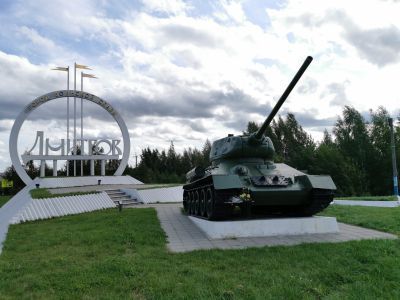 Памятный знак воинам 1-й и 30-й ударных армий - танк «Т-34», установленный на рубеже обороны Москвы
