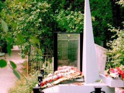 Братская могила советских воинов, установлены обелиск и стела