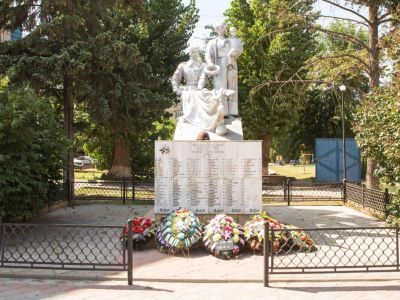 Братская могила советских воинов, погибших в период Сталинградской битвы