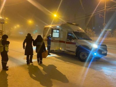 В Якутске сотрудники ГИБДД спасли женщину в сорокаградусный мороз