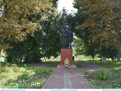 Братская могила советских воинов, погибших в ходе оборонительной операции. Скульптурная группа