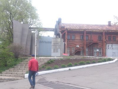 Памятник В.И. Ленину на территории Дальзавода