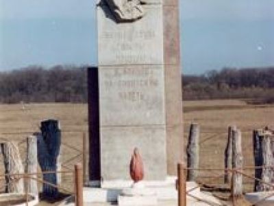 Памятник погибшим неизвестным партизанам в 1922 г.