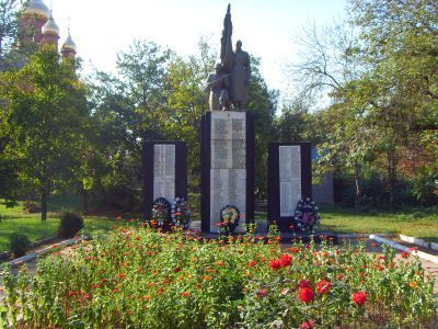 Братская могила воинов, погибших в годы гражданской и Великой Отечественной войн