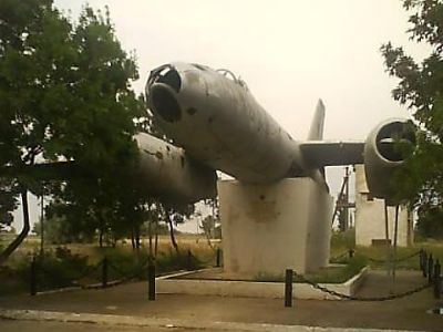 Памятный знак в честь воинов-освободителей (бомбардировщик «ИЛ-28»)