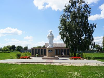 Братская могила советских воинов, погибших в боях с фашистскими захватчиками в 1943 году. Захоронено 379 человек, имена установлены. Скульптура советского воина