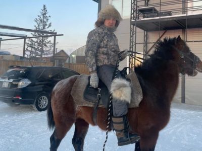 В Якутии депутат районного совета ездит на работу верхом на лошади