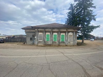 Здание школы, в которой учился советский историк, археолог, академик А.П. Окладников (1908-1981), и в феврале 1920 г. размещался штаб Н.А. Каландаришвили