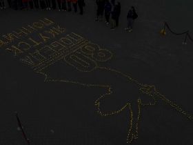 В Якутске из свечей выложили композицию «Родина-мать зовёт»