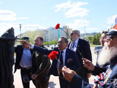 Цветы к памятнику Петру Бекетову возложили в День России