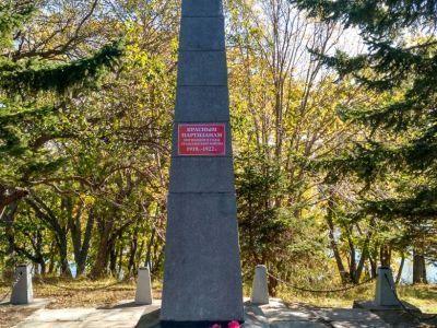 Памятник погибшим партизанам в годы гражданской войны