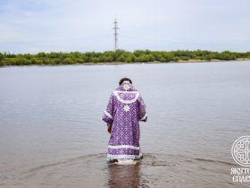 Архиепископ Якутский и Ленский совершил таинство крещения на реке Лене