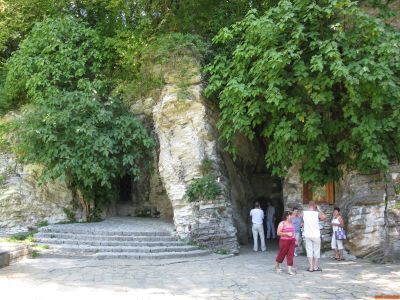 Мацестинская пещера с минеральными источниками и ванным зданием