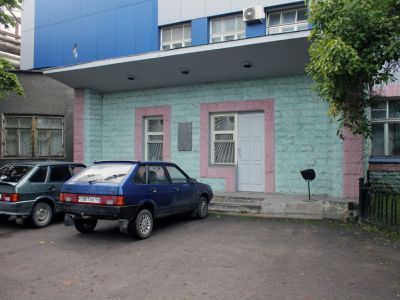 Здание, в котором в 1941 г. находился штаб 3-ей гвардейской стрелковой дивизии, защищавшей город от немецко-фашистских захватчиков. На здании установлена памятная доска