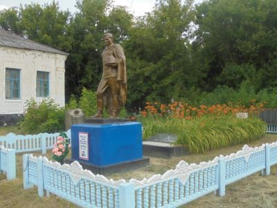 Братская могила советских воинов, погибших в боях с фашистскими захватчиками