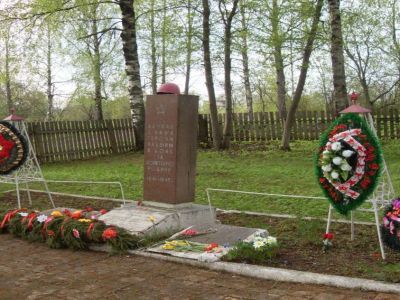 Братская могила советских воинов